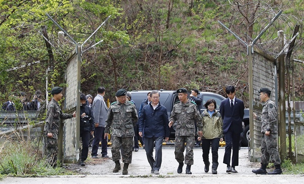 지난 4월 26일 문재인 대통령이 강원도 고성군 DMZ 평화의 길에 도착, 오은선 등반가 겸 국립공원 홍보대사, 영화배우 류준열 씨 등과 함께 걸으며 얘기를 나누고 있다.