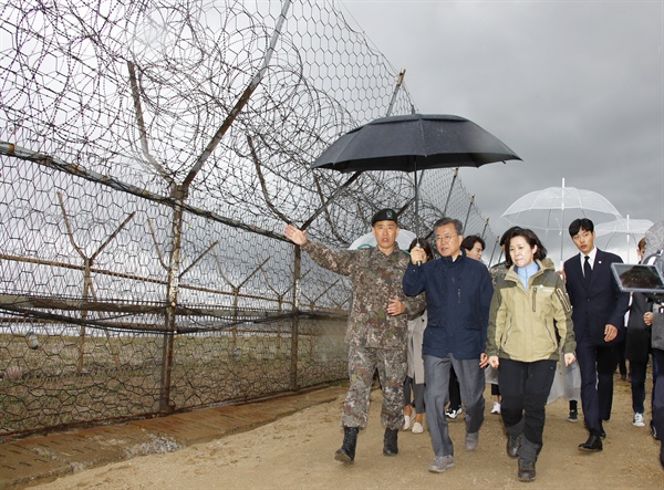 문재인 대통령이 지난 4월 26일 오후 강원도 고성군 DMZ 평화의 길을 산책하고 있다.