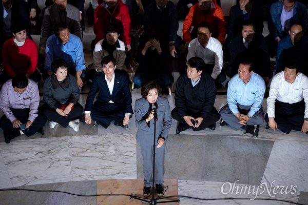 자유한국당 나경원 원내대표가 26일 오후 국회 로텐더홀에서 자유한국당을 제외한 여야 4당이 패스트트랙을 추진 중인 공직선거법 개정안, 고위공직자범죄수사처(공수처) 설치법안, 검경수사권 조정을 위한 형사소송법 개정안과 검찰청법 개정안 등 총 4개 법안을 의안시스템을 통해 올라가자  긴급의원총회를 개최했다.  