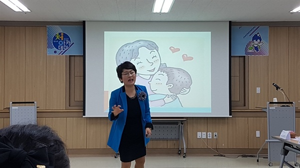  지난 25일 학부모들을 대상으로 '내 아이의 성교육 이야기'강의에서 아름다운 성교육문화연구소 정지승 소장은 “부모는 아이들 성교육의 표본으로, 올바른 성교육은 부모가 답이다”라면서 “있는 그대로 엄마, 아빠가 (아이들에게) 사랑을 전달해줘야 한다”라고 강조했다. 