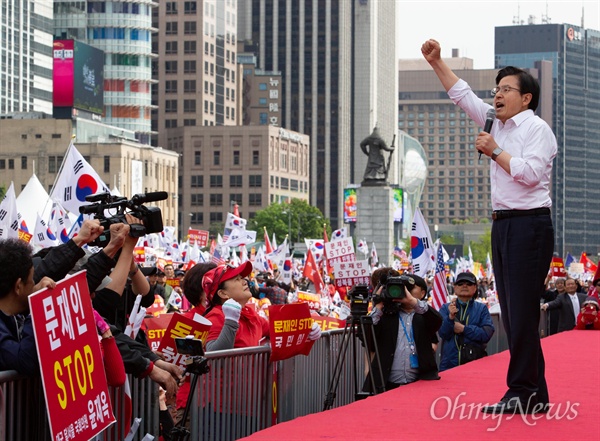 자유한국당 황교안 대표가 27일 오후 서울 세종문화회관앞에서 열린 문재인 정권 규탄집회에서 연설하고 있다.