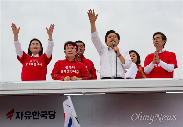 자유한국당 황교안 대표가 27일 오후 서울 세종문화회관앞에서 청와대앞까지 행진을 벌인 뒤 마무리 연설을 하고 있다.