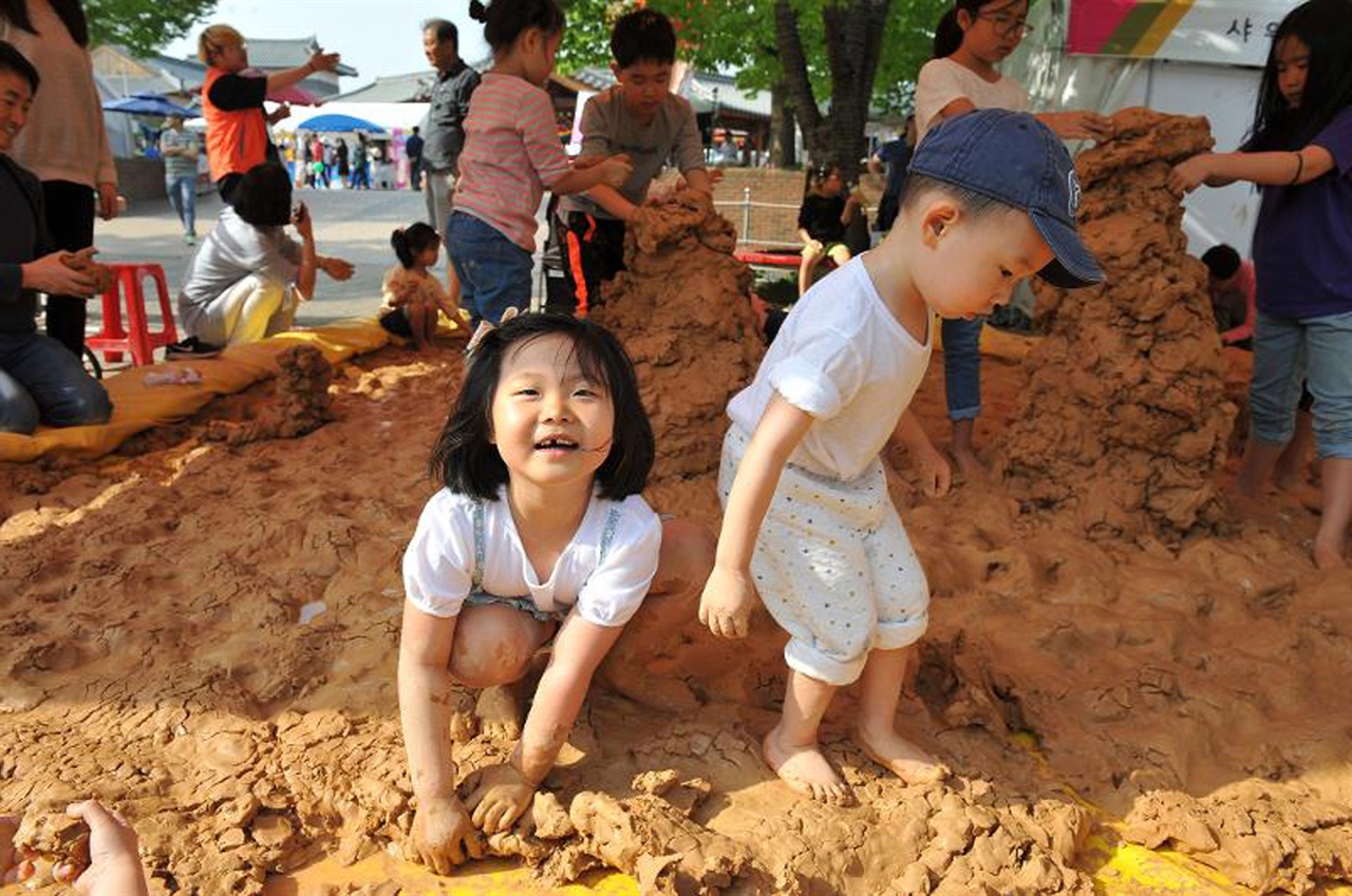 도자흙 체험하는 아이들