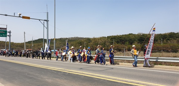 풍물패의 장단에 맞춰 행사 참가자들이 교동도를 향해 ‘평화 걷기’ 행진을 하고 있다.