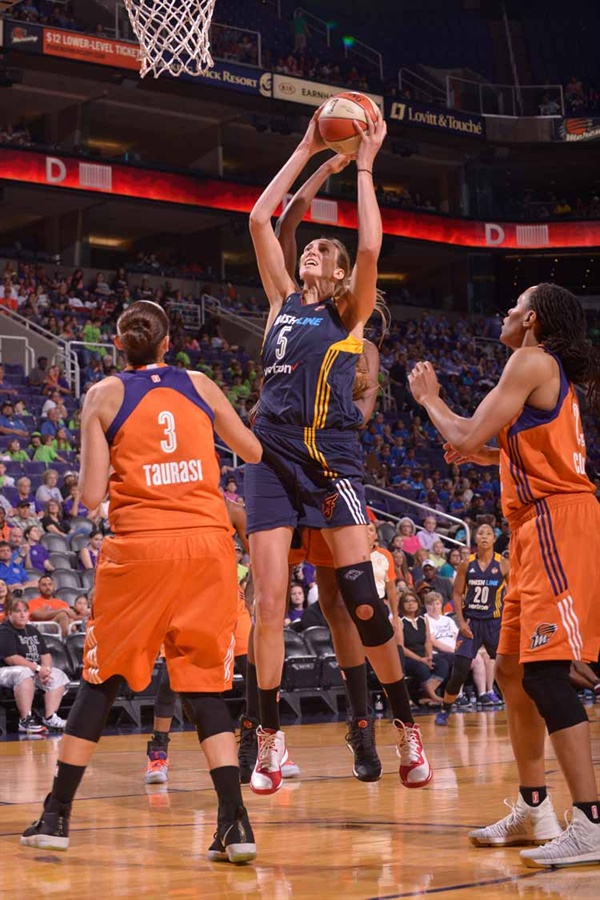  제니퍼 햄슨(가운데 5번)... 2017시즌 미국 여자프로농구(WNBA) 인디애나 피버 팀 경기 모습