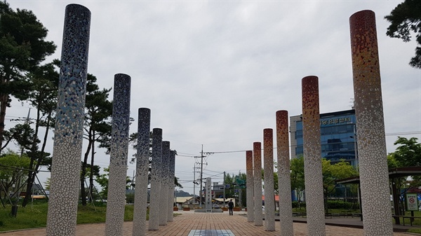 홍주성 천년여행길 두 번째인 ‘고암 근린공원’이다. 고암은 홍성 출신 고암 이응노 화백을 말한다. 때문에 한국미술의 거장인 이응노 화백을 기리기 위한 공원으로, 독특한 조형물들이 있어 관광객들의 시선을 사로잡는다. 