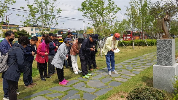  지난 28일 천주교 홍주성지순례에 나선 천주교 신자들이 기도를 하고 있다. 