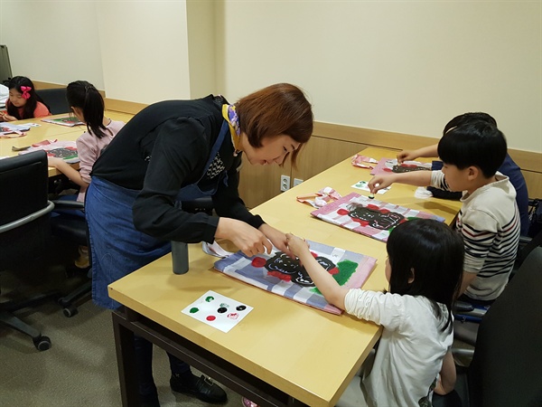 경기도시공사(사장 이헌욱)는 27일 김포한강 자연&e편한세상 아파트 입주민을 대상으로 환경보호 체험교실 '에코디자이너'를 열고 폐자원을 활용한 에코백 만들기 행사를 진행했다. 
