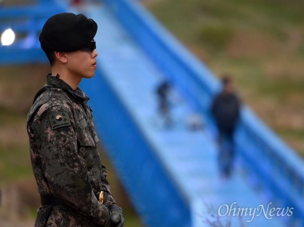 군대에 갈 예정이거나 이미 군인인 이가 사망할 경우 보험금을 적게 지급하던 산정방식이 바뀌게 됐다.