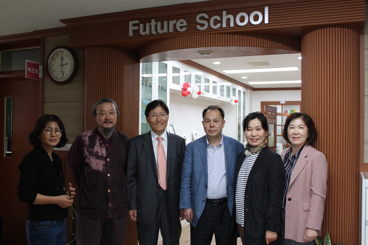 사진 왼쪽에서 세 번째부터 김학윤 한산중학교(미래학교) 교장, 정하영 교감, 임상옥 교사(교무부장) 그리고 미래학교 선생님들.