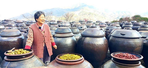  '꾼들의 매화랑 섬진강 이야기'를 열어 화제가 된 매실 농사꾼 홍쌍리 명인