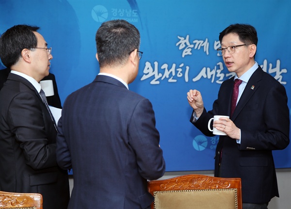 김경수 경남지사는 4월 29일 경남도청 도정회의실에서 혁신전략회의를 열었다.