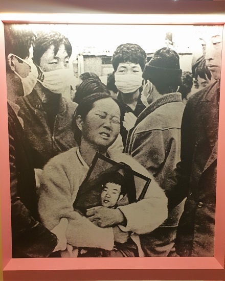 노동운동가 이소선 씨가 아들 전태일 열사의 영정 사진을 붙들고 슬퍼하는 장면이 기념관에 전시돼 있다. 