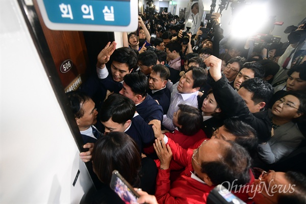 29일 서울 여의도 국회에서 사개특위 위원회가 문체부회의실에서 기습적으로 열리자 자유한국당 의원들이 항의하고 있다.