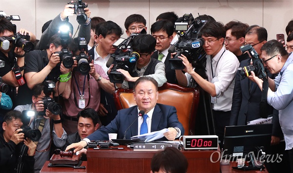 사개특위 이상민 위원장, 신속처리안건 지정 확정 이상민 사법개혁특별위원회 위원장이 지난 2019년 4월 29일 서울 여의도 국회 문화체육관광위원회 회의실에서 열린 전체회의에서 고위공직자범죄수사처(공수처) 법안과 검경 수사권 조정안 등 법안을 패스트트랙(신속처리안건)으로 지정하며 의사봉을 두드리고 있다. 