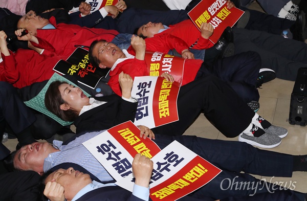 국회 사법개혁특별위원회는 29일 오후 전체회의를 열고 고위공직자범죄수사처(공수처) 설치법안과 검경수사권 조정법안을 패스트트랙(신속처리안건)으로 지정했다. 국회 정치개혁특별위원회도 차수를 변경해 30일 새벽 선거제 개혁안을 패스트트랙 지정을 의결하자, 회의장 앞 복도에 모여있던 자유한국당 나경원 원내대표를 비롯한 의원들이 바닥에 드러누워 '원천무효'를 주장하고 있다.