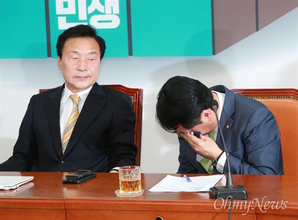 김관영 원내대표가 패스트트랙 처리 과정에 대한 입장을 밝힌 뒤 눈물을 닦고 있다.