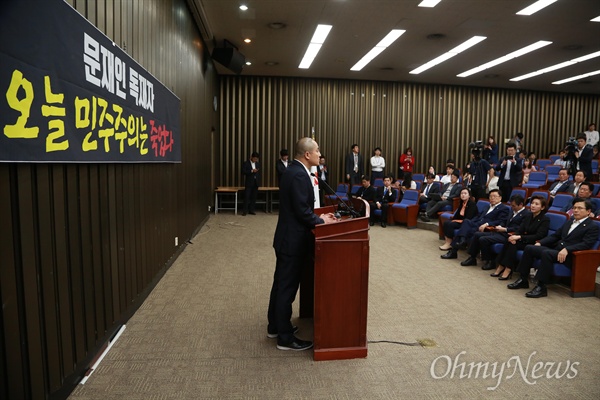 삭발 한 채 의원총회 참석한 자유한국당 박대출 의원.