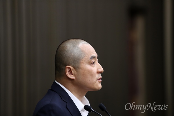 삭발 한 채 의원총회 참석한 자유한국당 박대출 의원.