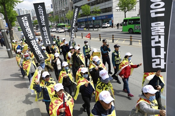 4월 27일 은평광역자원순환센터 백지화 투쟁위원회는 녹번역에서부터 은평문화예술회관까지 반대 행진을 실시했다.