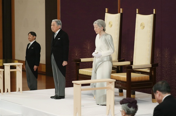 아키히토 일왕이 30일 오후 도쿄 지요다(千代田)구에 있는 고쿄(皇居) 내 영빈관인 '마쓰노마'에서 퇴위 행사를 치르고 있다. 오른쪽은 미치코(美智子) 왕비.