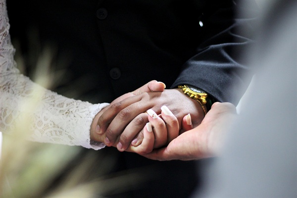 결혼이라는 문턱을 함께 넘은 이상, 우리는 이제 하나의 길을 함께 걸어 나가야 하는 것일까? 