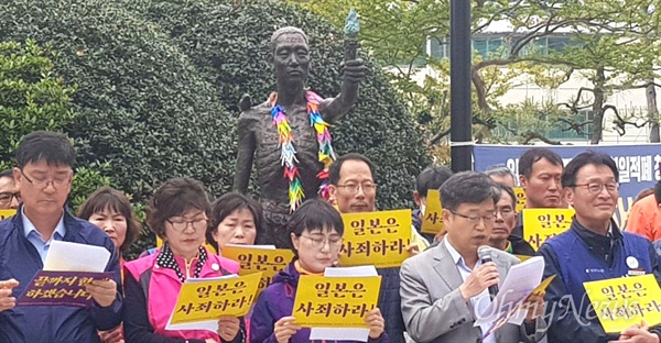 적폐청산-사회대개혁 부산운동본부 강제징용노동자상건립특별위원회는 5월 1일 오전 부산 동구 정발 장군 동상 앞에서 "5월 1일 이전 강제징용 노동자상 건립 합의 결렬에 따른 기자회견"을 열었다.