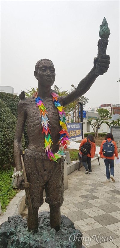  부산 동구 정발 장군 동상 앞 인도에 있는 '(일제) 강제징용 노동자상'.