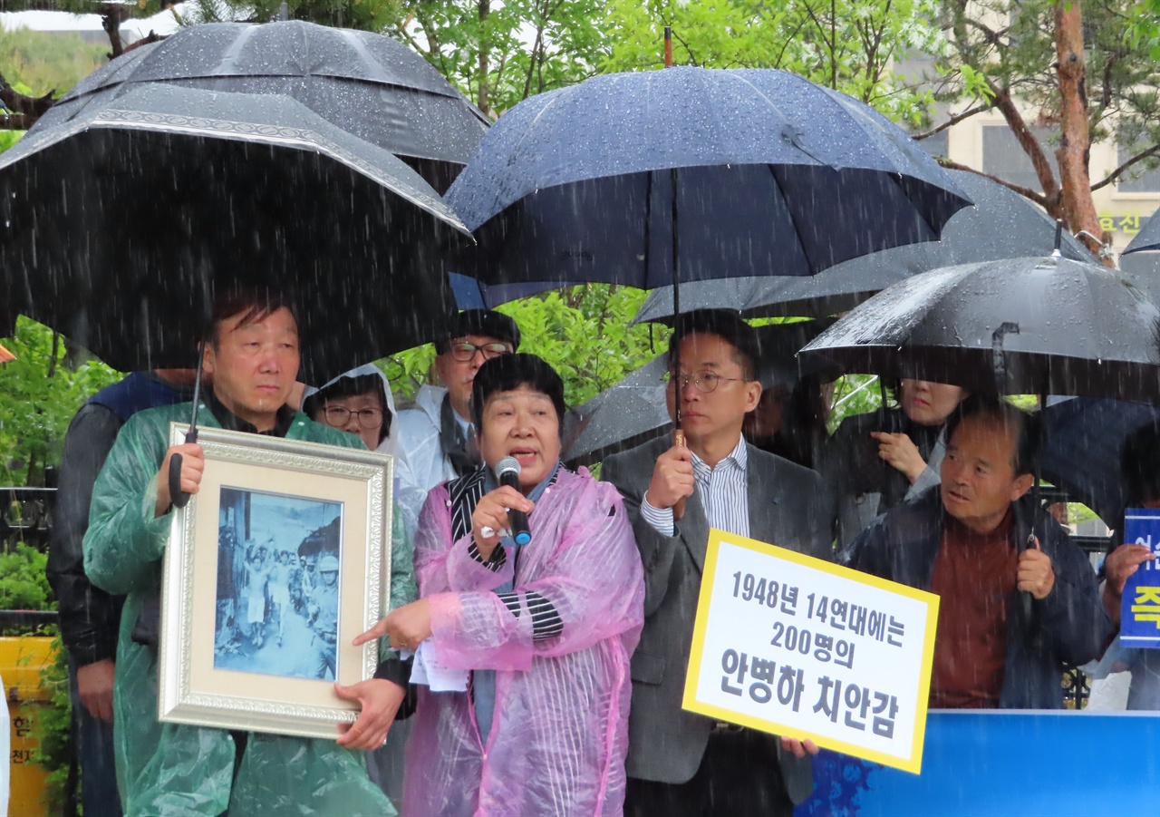 71년 만에 처음으로 열린 여순 재심을 앞두고, 형사소송을 한  3인의 유족 중 유일한 생존자인 장경자 씨가 시아버지인 고 유지창 씨가 끌려가는 모습이 담긴 사진에 대해 설명하고 있다. 여수군청에 근무하던 26살 유 씨는 제14연대가 왔을 때 식량창고에서 쌀을 풀었다는 죄로 잡혀갔다. 한편, 장 씨의 부친은 이번 재심에 해당하는 군법회의의 피해자인 철도원 장환봉 씨이다,