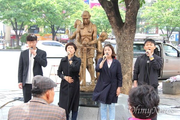 일제강제동원노동자상경남건립추진위원회는 5월 1일 오후 창원 정우상가 앞에 있는 '일제 강제징용 노동자상'에서 '건립 1주년 기념식'을 열었다.