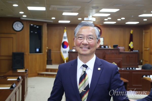 성매매 여성에 대한 비하발언으로 징게를 받은 대구 중구의회 홍준연 의원이 징계가 확정된 후 웃으며 걸어나오고 있다.