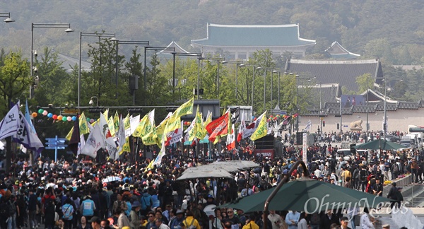 1일 서울광장에서 열린 '2019 세계노동절 대회'에 참석한 민주노총 조합원들이 청와대까지 행진하고 있다.(자료사진)