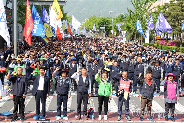 민주노총 경남본부는 5월 1일 오후 더불어민주당 경남도당 앞에서 "2019 세계노동절 경남대회"를 열었다.