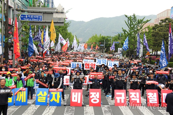 민주노총 경남본부는 5월 1일 오후 더불어민주당 경남도당 앞에서 "2019 세계노동절 경남대회"를 열었다.