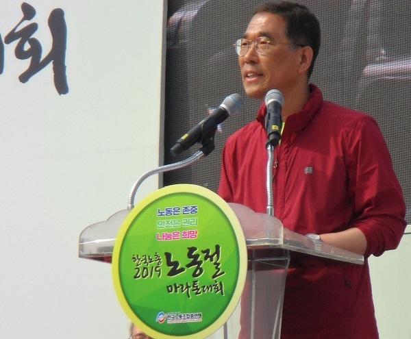 제129주년 세계노동절 기념 및 마라톤대회 대회사를 하고 있는 김주영 한국노총위원장이다.