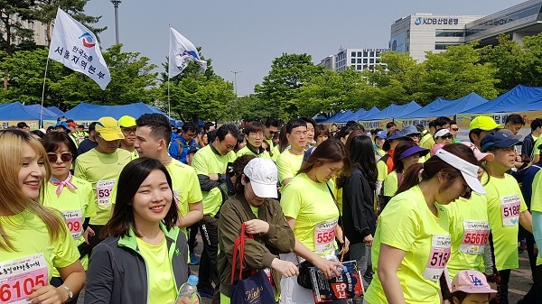 이날 오전 10시 한국노총  노동절 마라톤대회 참가자들이 출발선에서 출발을 하고 있다.