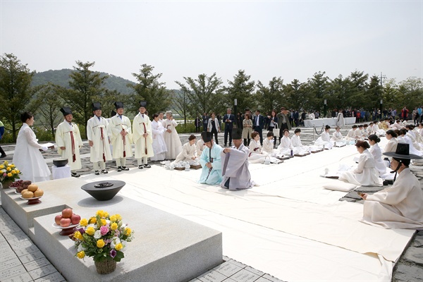 5월 1일 김해 봉하마을 고 노무현 대통령 묘역에서 열린 '서거 10주기 추모 헌다례'.