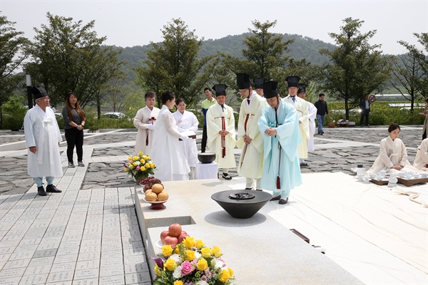 5월 1일 김해 봉하마을 고 노무현 대통령 묘역에서 열린 '서거 10주기 추모 헌다례'.