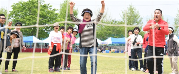 거창 남하초등학교에서 열린 주민 체육대회.