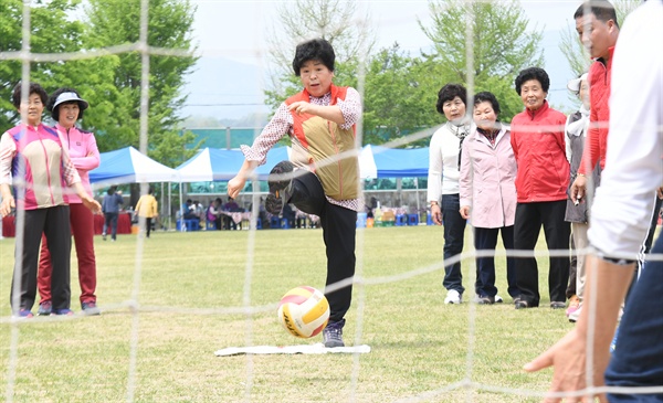 거창 남하초등학교에서 열린 주민 체육대회.