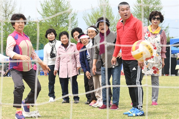 거창 남하초등학교에서 열린 주민 체육대회.