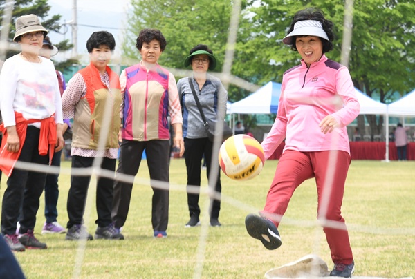 거창 남하초등학교에서 열린 주민 체육대회.