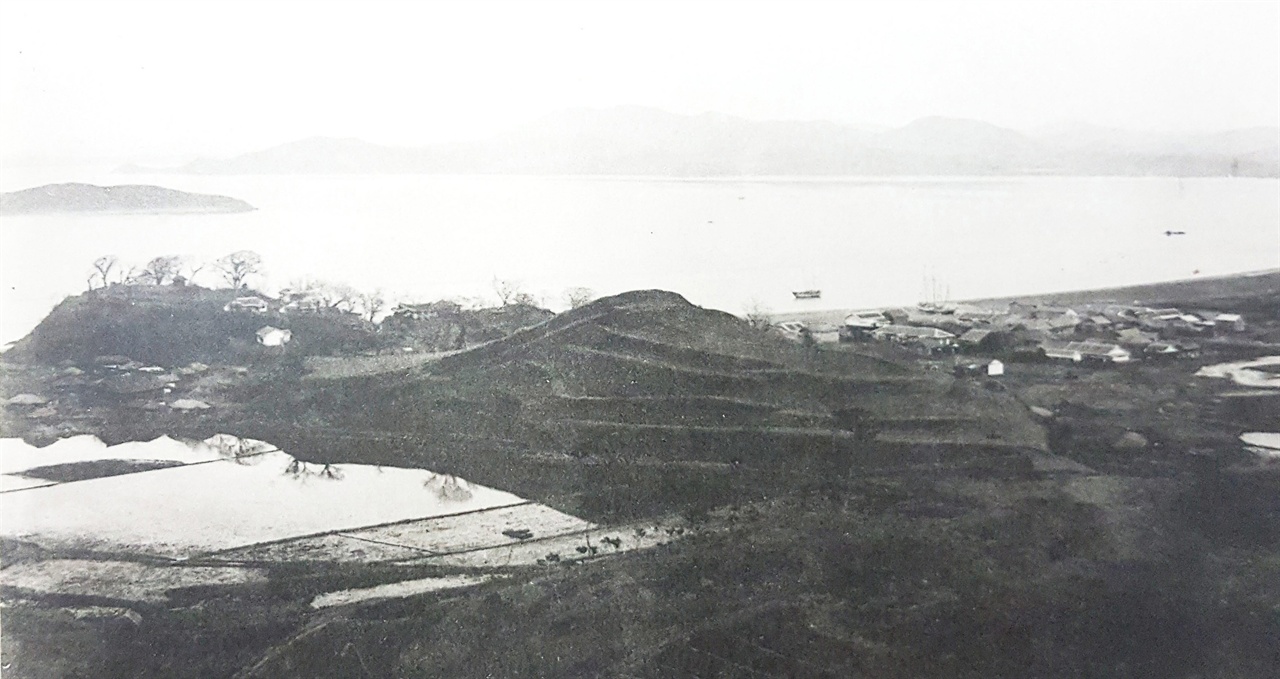 수덕산 중심의 군산 전경(1901년 촬영)