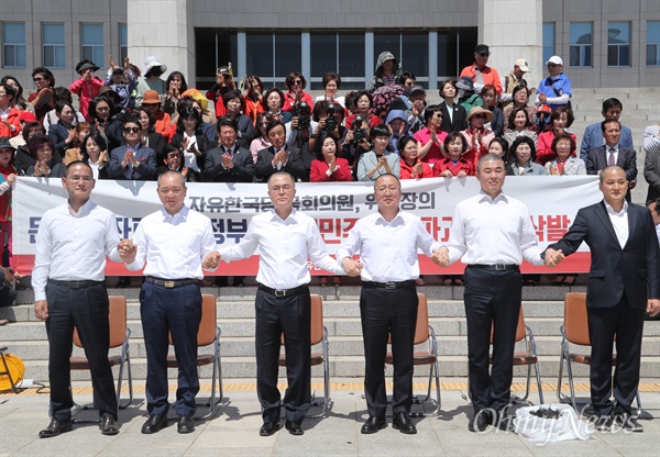 국회서 단체삭발한 한국당 의원들 자유한국당 좌파독재저지특별위원회 위원장을 맡고 있는 김태흠 의원 등이 2일 오전 서울 여의도 국회 본관 앞 계단에서 여야4당의 패스트트랙 지정 강행에 항의하는 단체 삭발을 한 뒤 손을 맞잡고 있다. 오른쪽부터 박대출, 윤영석, 이장우, 김태흠, 성일종 의원, 이창수 충남도당위원장. 