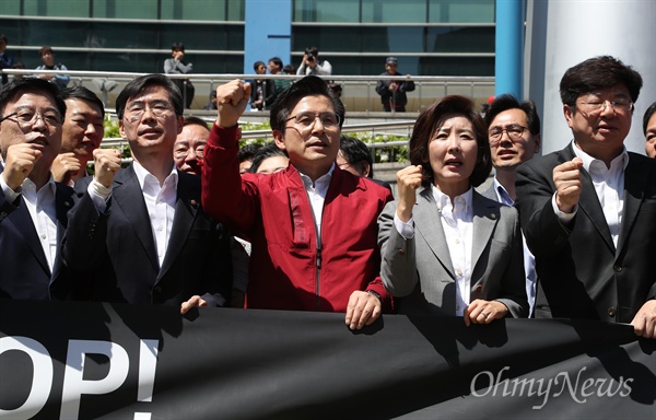 자유한국당이 지난 2일 개최한 '문재인 STOP! 서울시민이 심판합니다' 집회에서 황교안 대표, 나경원 원내대표, 그리고 의원 및 당원들이 구호를 외치고 있다.