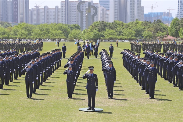  공군 교육사령부는 5월 2일 사령부 연병장에서 공군교육사령관 주관으로 임관자 가족과 친지 등이 자리를 함께한 가운데 제233기 공군 부사관후보생 임관식을 거행했다. 임관자들이 지휘자 명령에 맞춰 경례를 하고 있다.