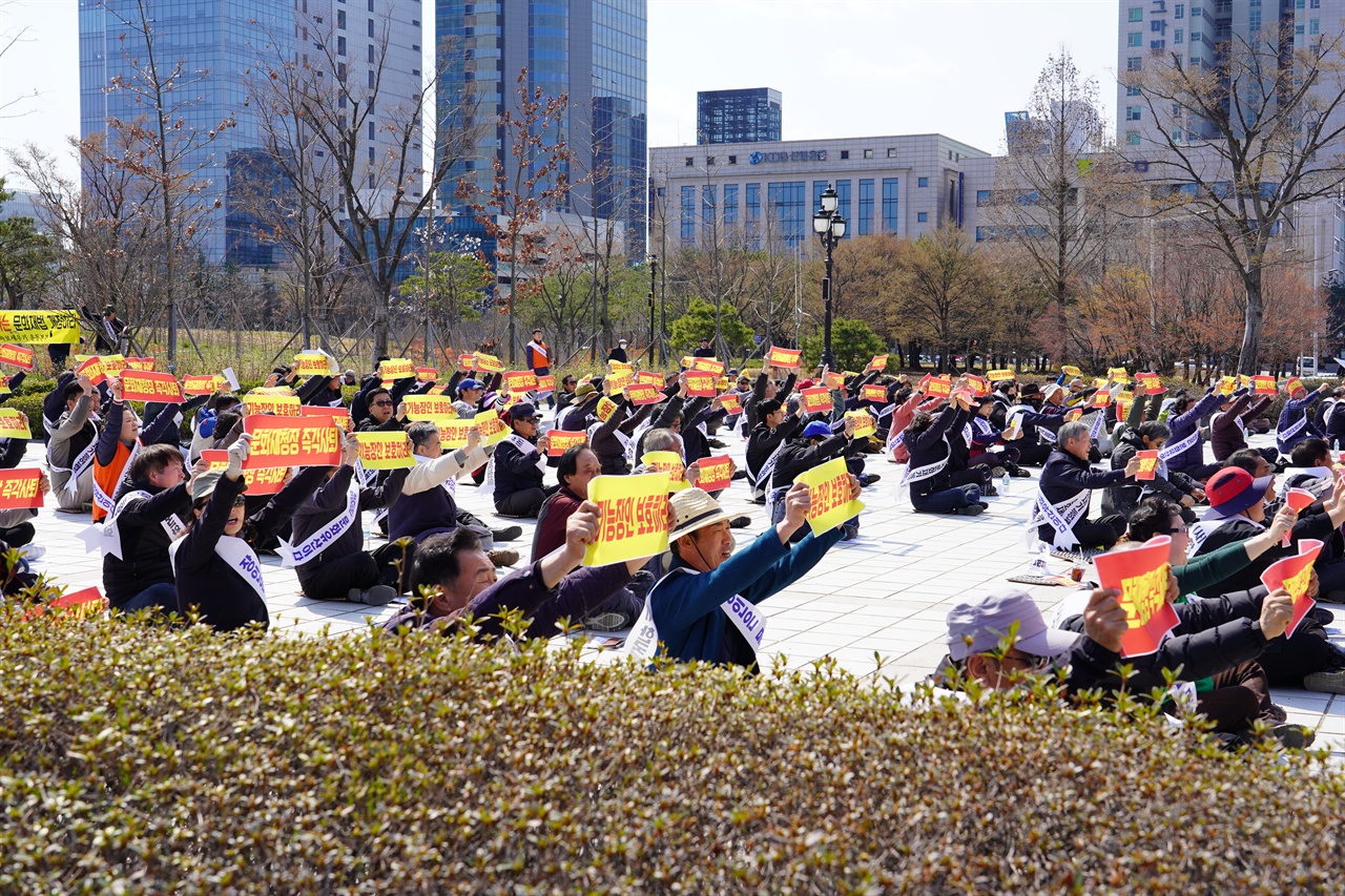  한국문화재기능인협회 소속 기능인 500여 명이 문화재청 앞에서 문화재기능인 경력관리업무 위탁에 대해 항의하는 집회를 열었다