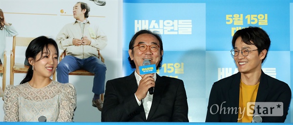 '배심원들' 김홍파, 분량 적어 아쉬워! 배우 김홍파가 2일 오후 서울 용산CGV에서 열린 영화 <배심원들> 시사회에서 작품에 대한 소감을 말하고 있다.
<배심원들>은 2008년 도입되어 처음으로 열렸던 국민참여재판의 실제 사건을 재구성, 어쩌다 배심원이 된 보통 사람들이 그들만의 방식으로 사건의 진실을 찾아가는 작품이다. 15일 개봉 예정.