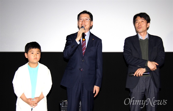 5월 2일 저녁 롯데시네마 창원점에서 열린 영화 <물의 기억> 시사회에서 김경수 경남지사와 진재운 감독(오른쪽)이 인사를 하고 있다.