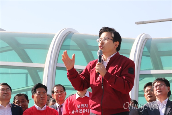 황교안 자유한국당 대표가 2일 오후 동대구역에서 열린 패스트트랙 규탄 장외집회에서 발언을 하고 있다.